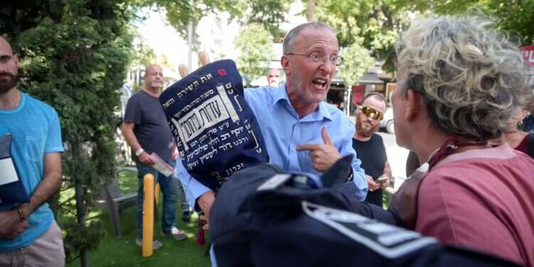 חולדאי ירקוד בהקפות השניות, אבל שובר לכיוון הליברלים. מחאות נגד הרב ליאו די בתל־אביב, בחול המועד. צילום: אבשלום ששוני, פלאש 90 הקפות שניות: הלקח של עיריית ת"א מאירועי יום כיפור – להעניש את הקורבן