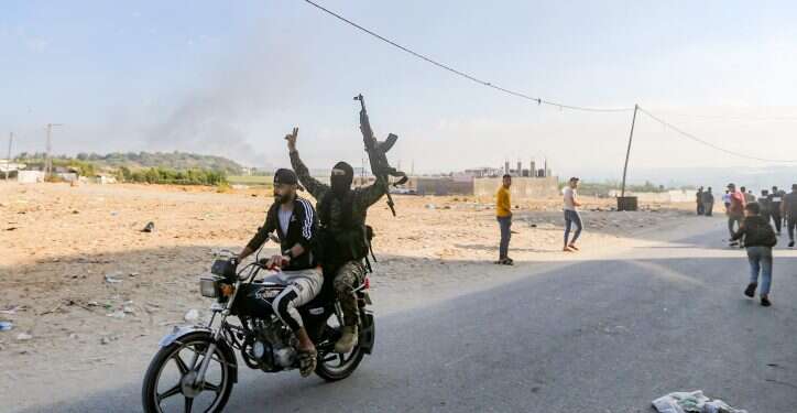 מחבלי חמאס עוברים את מעבר ארז בדרך לעוטף עזה. צילום: עטיה מוחמד, פלאש 90 לתקן ולעדכן את החוק: דין מחבל החמאס כדין הנאצים ועוזריהם