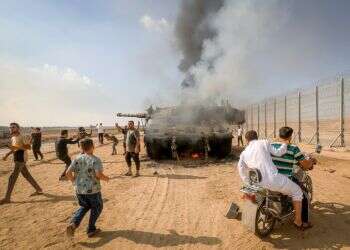 מחבלים משתלטים על טנק ישראלי בגבול הרצועה, ב-7 באוקטובר. צילום: עאבד רחים חטיב, פלאש 90 כ-200 הרוגים ויותר מאלף פצועים ב-12 שעות של מלחמה. אזרחים וחיילים חטופים בעזה