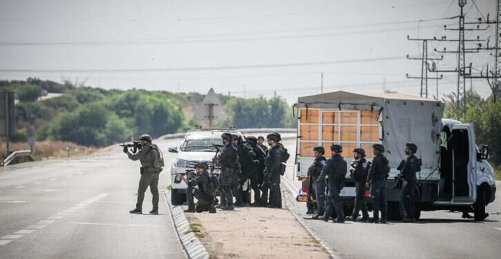 כוחות ביטחון בקרב מול מחבלי החמאס. צילום: ג'מאל עווד, פלאש 90 רסיסי גבורה לשימוש חד פעמי זה לא מוצב זיקים אבל זה קרוב