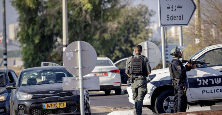 כוחות הביטחון בדרום ביום הפיגועים. צילום: נתי שוחט/פלאש 90 עדויות ממסיבת הטבע: "אנשים נרצחו בדם קר ובצורה הכי נוראית"