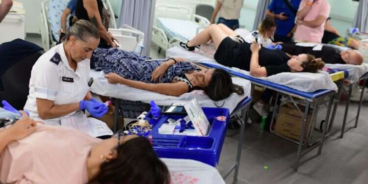 מאות אנשים תורמים דם בבית החולים איכילוב בתל אביב. צילום: תומר נויברג, פלאש 90