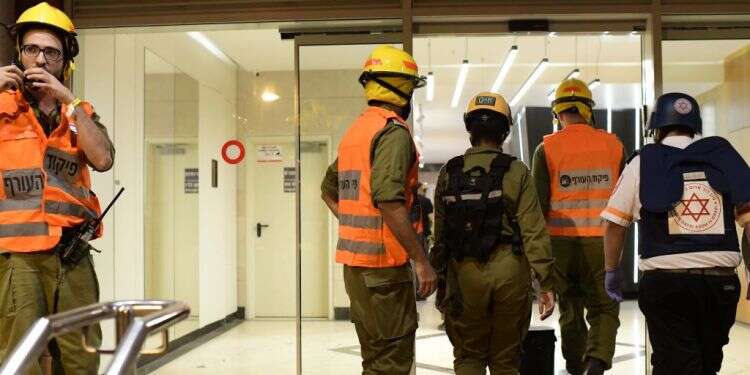 כוחות חירום בגבעתיים אחרי פגיעת רקטה. צילום: תומר נויברג - פלאש 90 מבצע חרבות ברזל: יותר מ-2,000 פצועים מאושפזים בבתי חולים; 20 במצב אנוש