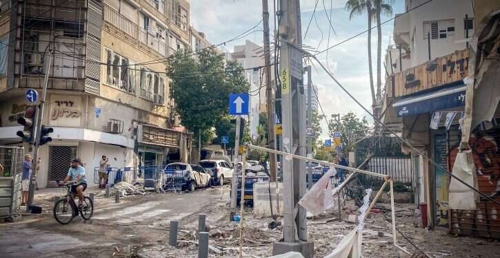 פגיעת רקטה בתל-אביב. צילום: אבשלום ששוני - פלאש90 המלחמה בדרום: כל עדכוני התחבורה הציבורית