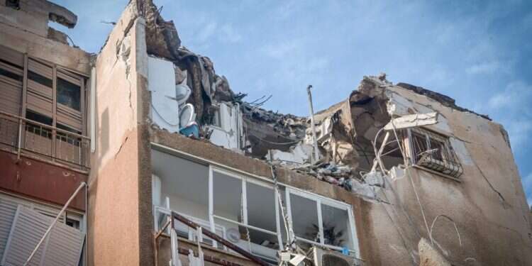 בניין שנהרס אמש מפגיעה ישירה של רקטה שנורתה מעזה. תל אביב. צילום: אבשלום ששוני, פלאש 90