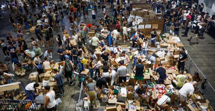 אריזת מצרכים עבור תושבי הדרום המפונים בתל אביב. צילום: מרים אלסטר, פלאש 90 "עם ישראל בשיא תפארתו": האזרחים שהתגייסו למען החיילים ותושבי הדרום