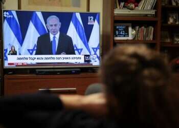 ישראלים צופים בהצהרת נתניהו במהלך  העולם השתנה: 5 מחשבות על היום הנורא ועל היום שאחרי