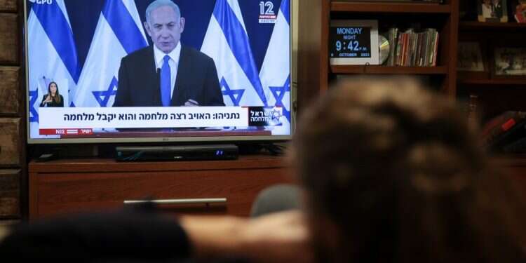 ישראלים צופים בהצהרת נתניהו במהלך  העולם השתנה: 5 מחשבות על היום הנורא ועל היום שאחרי