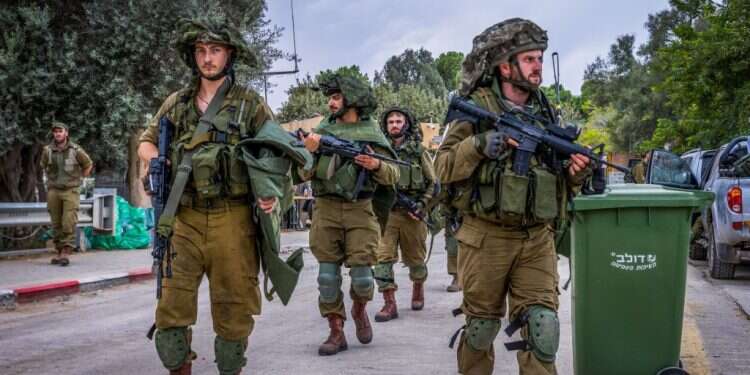 חיילים מסיירים בכביש סמוך לגבול עזה. צילום: יוסי אלוני/פלאש90 מפקד עוצבה 98: "עכשיו נערכים לשלב ב': התקפה"