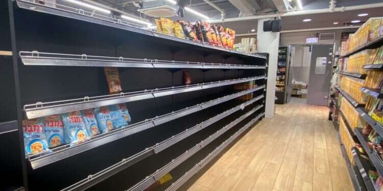 מדפים ריקים בסופרמרקט. צילום אבשלום ששוני/פלאש 90 פיקוח מחירים זמני על מוצרים בביקוש? זכרו את מחירי מסכות הקורונה