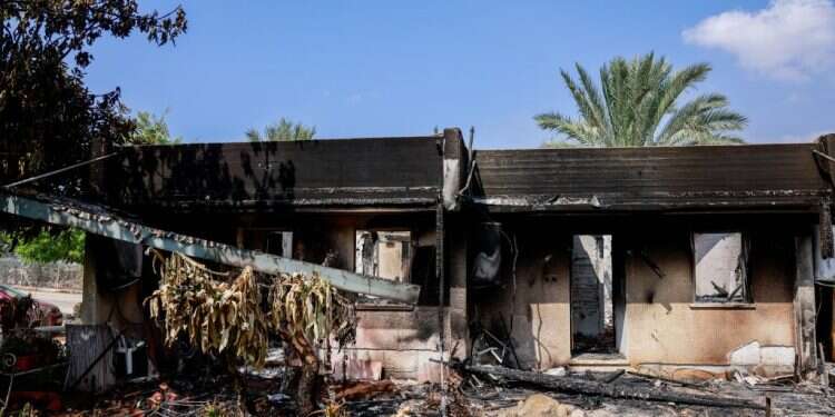 ההרס הרב שנגרם על ידי מחבלי חמאס לבתים בקיבוץ כפר עזה על גבול הרצועה. צילום: חיים גולדברג, פלאש 90 צה"ל: היעד – קבורת כל חללי צה"ל עד שבת