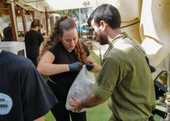 מתנדבים אוספים, מבשלים ומעבירים כריכים למנגל עבור אלפי חיילי המילואים ברמת הגולן. צילום מיכאל גלעדי/פלאש90 בשבעה באוקטובר הריבון התעורר