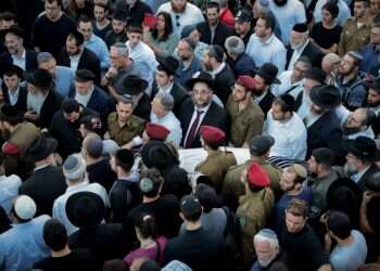 "אין דבר גדול מנפילה על קידוש השם": אלפים ליוו חיילים בודדים בדרכם האחרונה