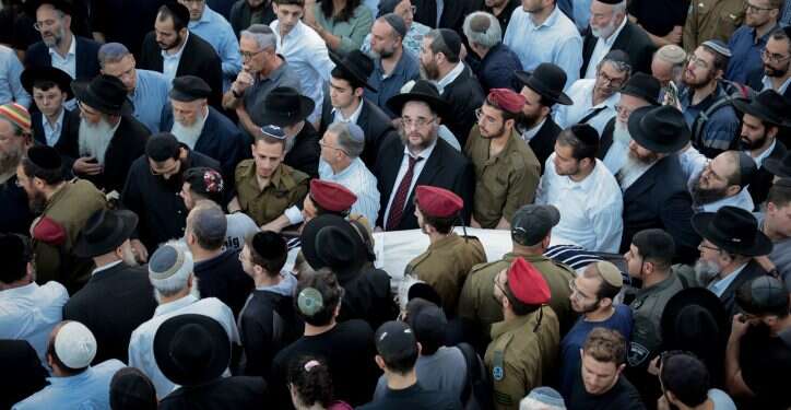 "אין דבר גדול מנפילה על קידוש השם": אלפים ליוו חיילים בודדים בדרכם האחרונה