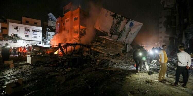 הפגזות בחאן יונס, רצועת עזה. צילום: יוסף מוחמד - פלאש 90