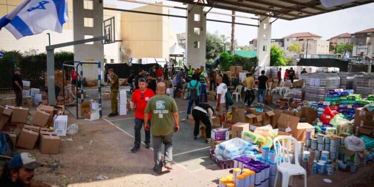 אורזים מזון לחיילים ולמפוני העוטף, השבוע בשדרות. צילום: חיים גולדברג, פלאש 90 מילון מלחמה – כך תסבירו לילדים מה זה חמאס וחטופים