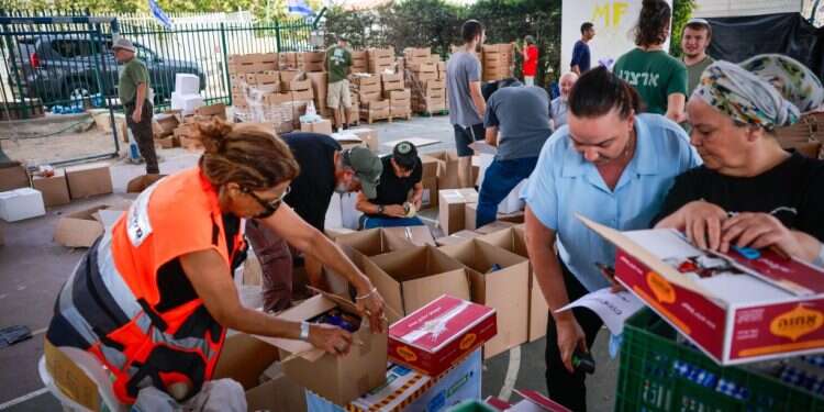 אריזת חבילות עבור חיילים ותושבים מפונים. צילום: חיים גולדברג, פלאש 90 "כשאתה רואה את ההתנדבות, אתה מבין שאי אפשר לנצח עם כזה"