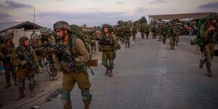 חיילים בקיבוץ בארי. צילום: חיים גולדברג, פלאש 90