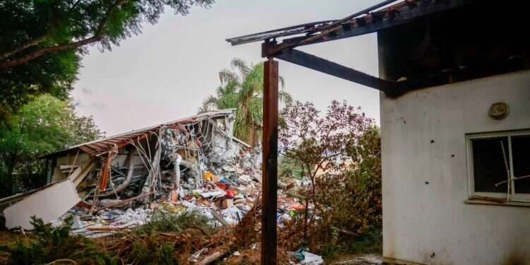 בית בבארי לאחר הטבח. צילום: חיים גולדברג, פלאש 90 דקה אחרי דקה: 24 שעות הראשונות של הדיווחים ממתקפת הטרור הרצחנית