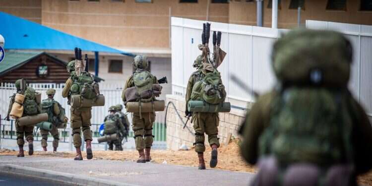 חיילים בשדרות. צילום: אורן בן הקון/פלאש90 דקה אחרי דקה: 24 שעות הראשונות של הדיווחים ממתקפת הטרור הרצחנית