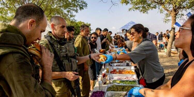 אזרחים מגישים אוכל לחיילי צה