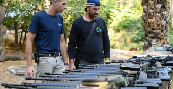 חלוקת נשקים לכיתות כוננות. צילום: איל מרגולין, פלאש 90 יש פה קרב אדיר על דמות המזרח התיכון