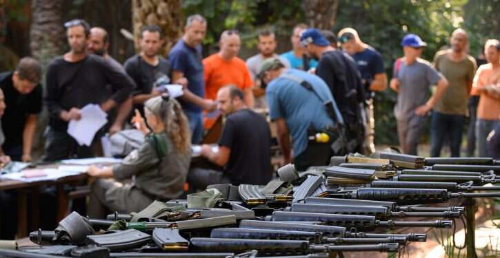 חלוקת נשק לכיתות כוננות בצפון. צילום: אייל מרגולין, פלאש 90 ביישובים ובערים: 500 כיתות כוננות חדשות הוקמו בכל רחבי הארץ