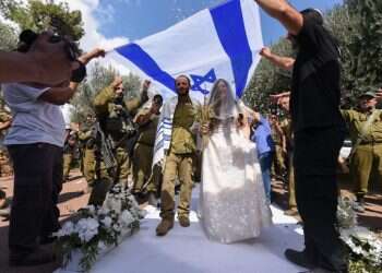 התחתנו בירושלים – חגגו בבסיס צאלים: החתונות בצל המלחמה
