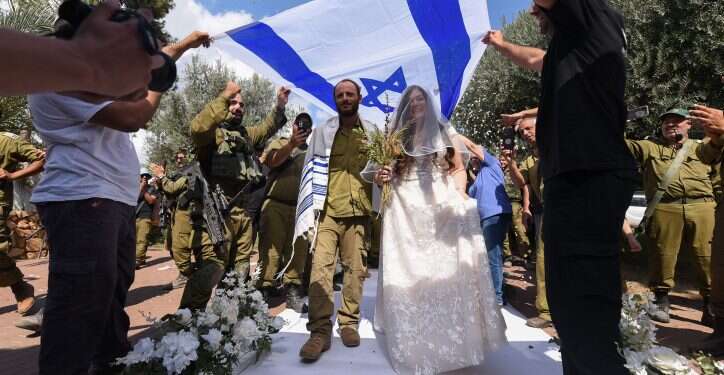 התחתנו בירושלים – חגגו בבסיס צאלים: החתונות בצל המלחמה