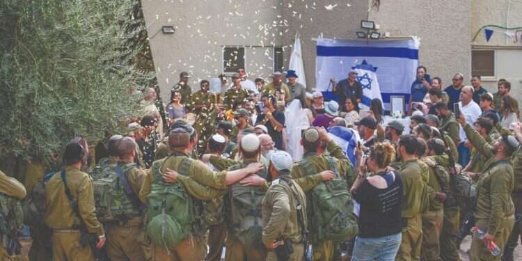 קל יותר יחד. חתונה בבסיס צבאי, השבוע. צילום: אייל מרגולין פלאש 90