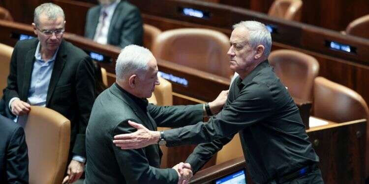 נתניהו וגנץ בהשבעת ממשלת החירום. צילום: נעם ריבקין־פנטון, פלאש 90 בתום המלחמה נצטרך לשוב ליצור מנגנונים מוסכמים להכרעה