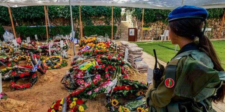 חיילת שומרת על קבריהם הטריים של חללי צה מי שמתמקד במאה חיילים שעברו מעזה ליו"ש מקדם אג'נדה פוליטית