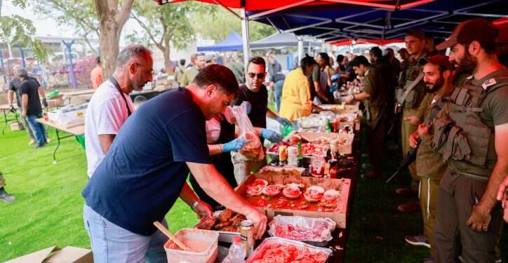 מתנדבים מקימים עמדת ברביקו לחיילי מילואים, צילום: חיים גולדברג, פלאש 90 מעבודה חקלאית ועד תמיכה בנוער: מקומות ברחבי הארץ שבהם ניתן להתנדב