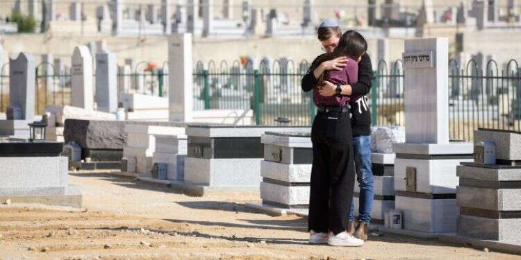 באולפנים, בקבוצות הווטסאפ ובסלון הבית – הגיע הזמן ללמוד לשתוק