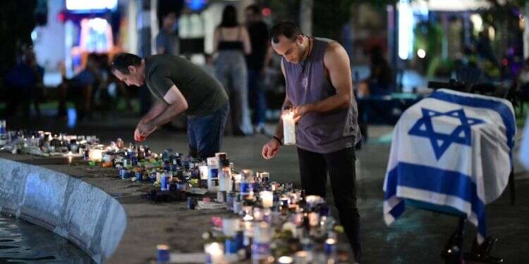 מתאספים ומדליקים נרות בכיכר דיזינגוף לזכר הקורבנות שנרצחו על ידי החמאס. צילום תומר נויברג/פלאש90