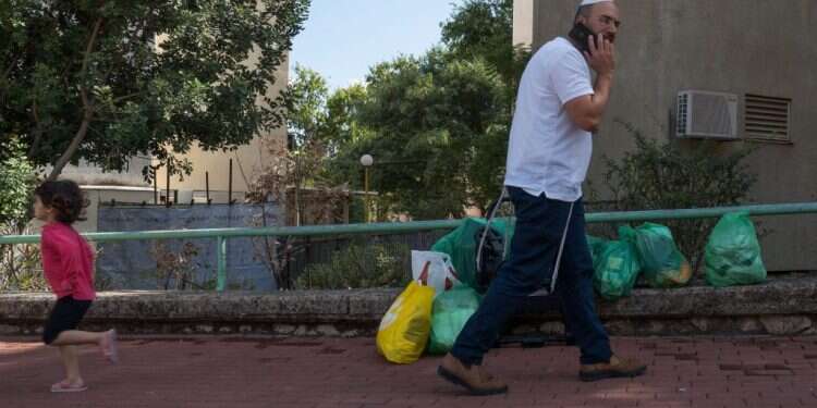 תושבי קריית שמונה עוזבים את העיר. צילום אייל מרגולין/פלאש90 תהליך פינוי תושבי הדרום: עודף שחקנים וקושי בהענקת סמכויות
