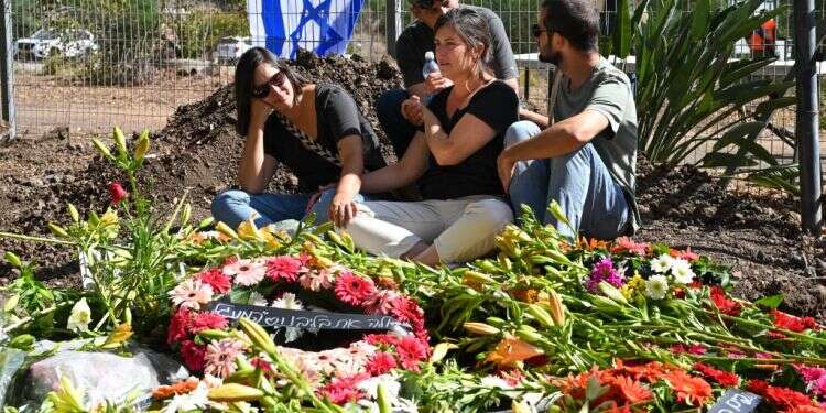 הלווייתם של נח ומעיינה הרשקוביץ שנרצחו בקיבוץ בארי. צילום מיכאל גלעדי/פלאש90 במתחם האבלים עברתי את הרגע המטלטל ביותר בסיוט הנוכחי