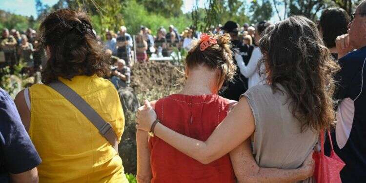 לווייה של שניים מחברי קיבוץ בארי, אילוסטרציה. צילום: מיכאל גלעדי - פלאש 90 במתחם האבלים עברתי את הרגע המטלטל ביותר בסיוט הנוכחי