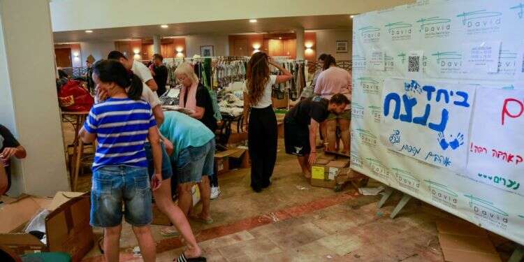 תושבי בארי בבית מלון בים המלח, לאחר שפונו מבתיהם בעקבות הטבח. צילום: יוסי זמיר/פלאש90 תושבי העיירות נופלים בין הכיסאות