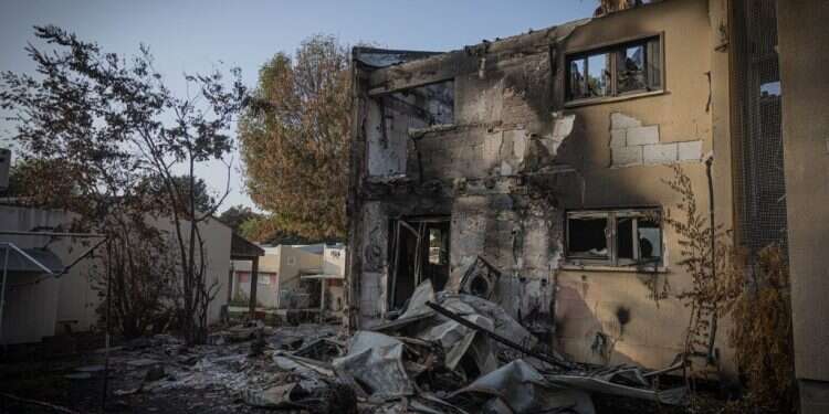 ממראות ההרס בקיבוץ בארי. צילום: חיים גולדברג, פלאש 90 "מה אכתוב על האסון? אני האסון": המשורר ישראל נטע ניצל מטבח בארי