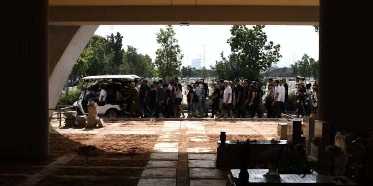 זרם אינסופי של לוויות ובקשות אחרונות מהנופלים: מלאכת זיהוי קורבנות הטבח נמשכת