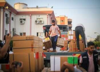 משאיות הסיוע ההומניטרי פורקות בבית החולים בחאן יונס בדרום רצועת עזה. צילום: עטיה מוחמד/פלאש90 כיבוש, רצח עם, הכלה והרעבה: המילון ההפוך למזרח התיכון