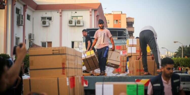 משאיות הסיוע ההומניטרי פורקות בבית החולים בחאן יונס בדרום רצועת עזה. צילום: עטיה מוחמד/פלאש90 כיבוש, רצח עם, הכלה והרעבה: המילון ההפוך למזרח התיכון