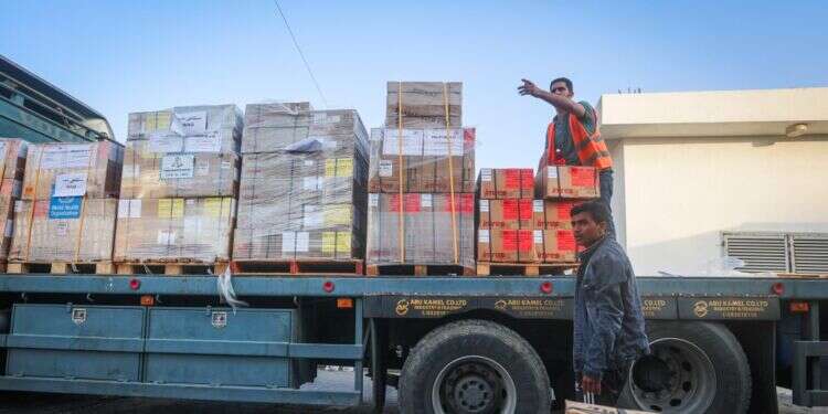 משאיות הסיוע ההומניטרי פורקות בבית החולים בחאן יונס בדרום רצועת עזה. צילום: עטיה מוחמד/פלאש90 שידור חי: בג"ץ דן בעתירה להכנסת סיוע לעזה ללא הגבלה