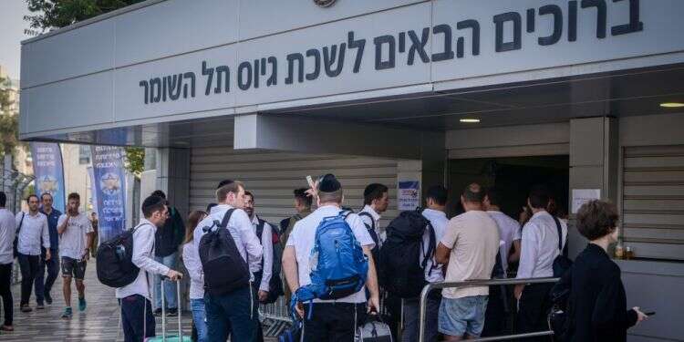 מתנדבים חרדים בלשכת הגיוס בתל השומר. למצולמים אין קשר לכתבה. צילום: אבשלום ששוני/פלאש 90 "עזבתי את העבודה ואת המשפחה, הרגשתי מחויבות"