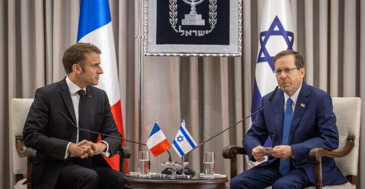 עמנואל מקרון והנשיא הרצוג. צילום: אורן בן חקון, פלאש 90 נשיא צרפת בישראל: "נדרשת קואליציה בינלאומית למאבק בטרור"