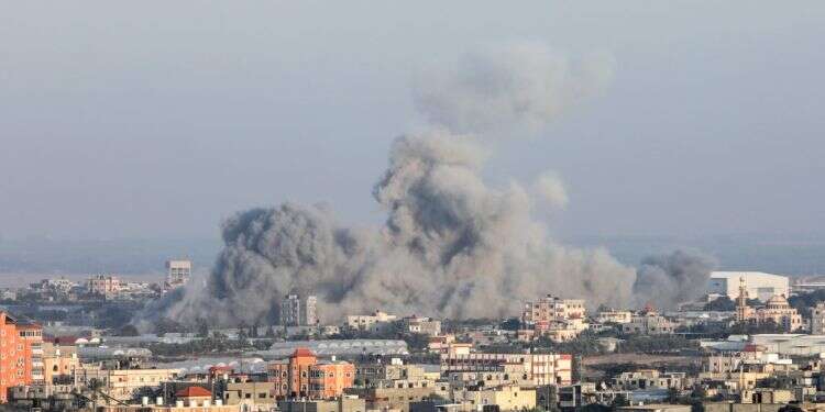 אותה תמונה בכל חדרי השליטה. עזה מופגזת, השבוע. צילום: עבד רחים חטיב, פלאש 90 "אנחנו עמדת ההגנה של הדרום, והמשימה תימשך גם בתום הלחימה"