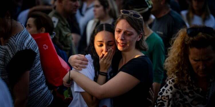 הלווייתם של שלושת בני משפחת שרעבי, ליאן, נויה ויהל, שנרצחו על ידי מחבלי חמאס בקיבוץ בארי. צילום חיים גולדברג/פלאש90 במתחם האבלים עברתי את הרגע המטלטל ביותר בסיוט הנוכחי