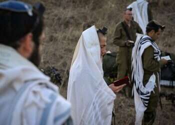 חיילים מתפללים ברמת הגולן. צילום: מיכאל גלעדי, פלאש 90 אם הציבור הדתי לא יפריע: המלחמה צפויה לחולל גל התעוררות רוחנית