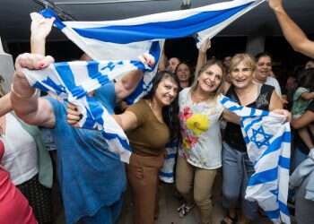 "קיבלנו אותה במתנה": בקריית גת חגגו את שחרור החיילת החטופה